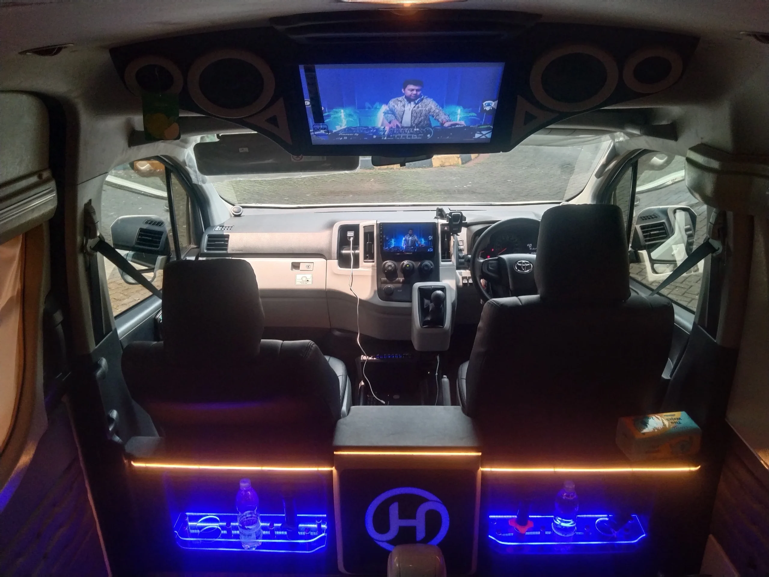 Hiace Premio Luxury Rental – 8–9 Seat | Ciptrarent
